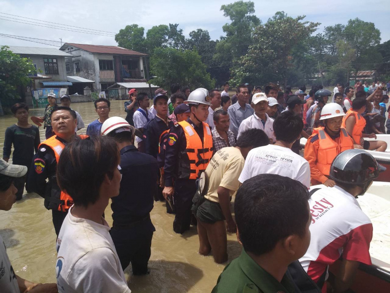 У М'янмі через прорив греблі затопило місто і трасу